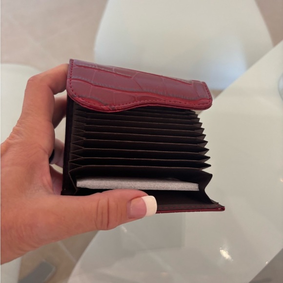 Elegant Red Crocodile-Embossed Credit Card Holder - Picture 3 of 4